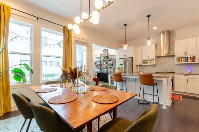 Foto del edificio - 3 bedroom/3.5 bathroom Beauty in the Heart...