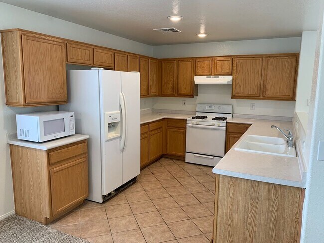 Building Photo - Fantastic 4 Bedroom Home Near Sunrise Moun...