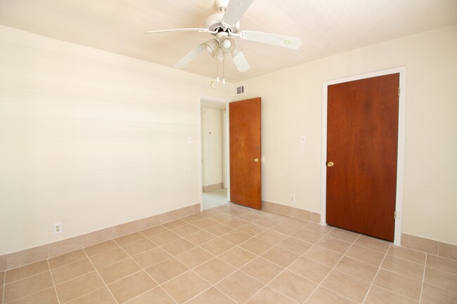 Foto del edificio - 4742 Yale St
