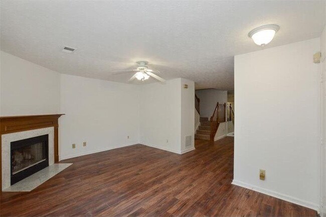 Foto del edificio - 1015 Rock Creek Ln