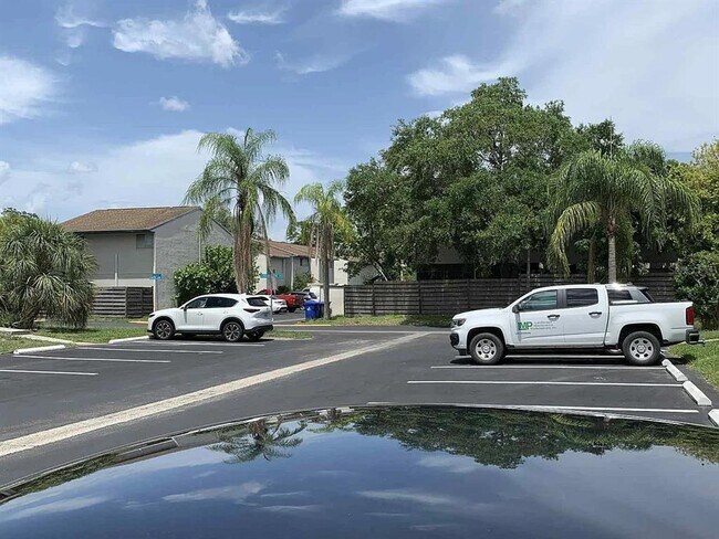 Foto del edificio - 1084 Longfellow Cir