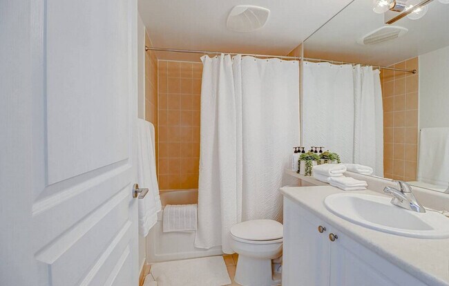 Building Photo - 81 Bay St.