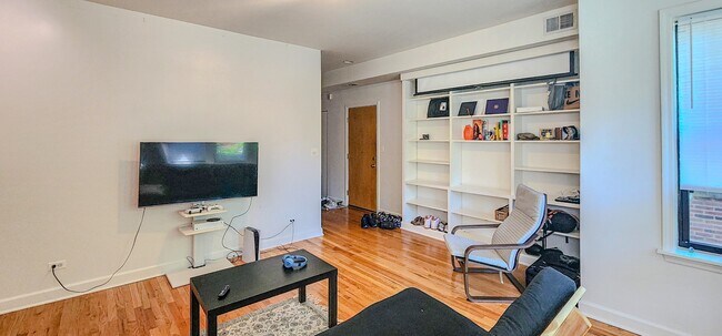 Building Photo - 832 Seward St