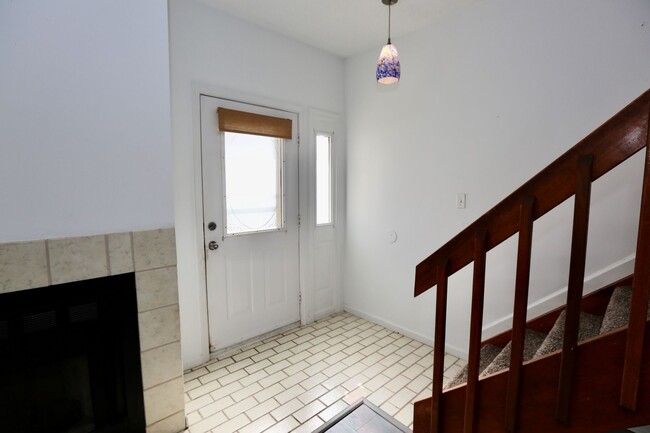 Foto del edificio - Updated Chimney Hill Condo Available 03-25...
