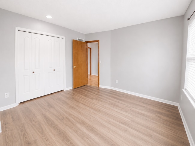 Building Photo - 1400-1528 LaChateau Drive