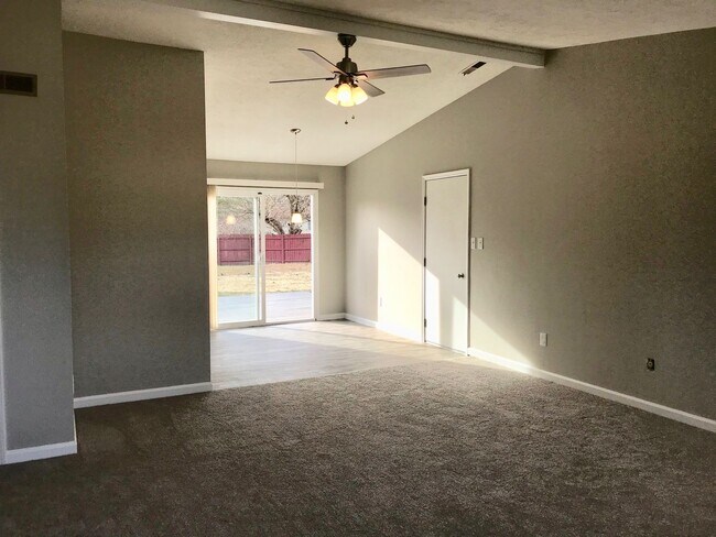 Foto del edificio - COMING SOON!! Beautiful 3 Bedroom/2 Bath Ranch in Wayne Township