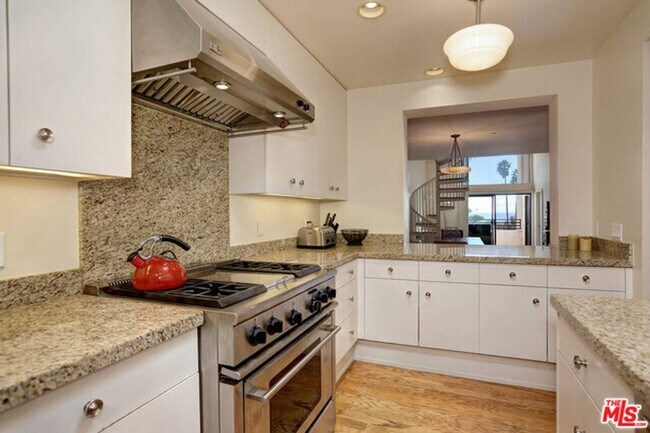 Foto del edificio - 311 Ocean Ave Ext