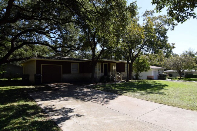 Foto del edificio - 1417 Live Oak Dr