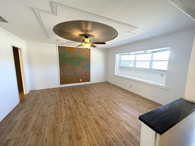 Building Photo - 3 Bed, 2 Bath available for rent ASAP!