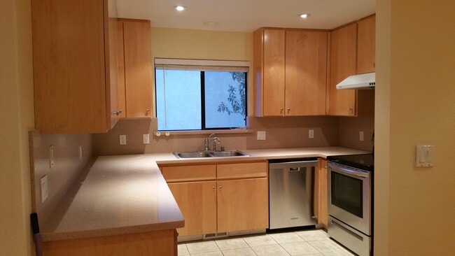 Gorgeous Quortz Countertop in Kitchen - 950 Chadbourne Ave