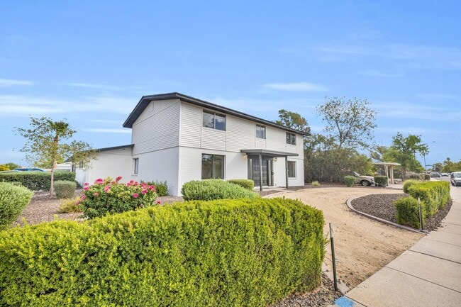 Building Photo - 6 Bedroom! 4 1/2 BATHS!  ASU! Diving Pool! Less than 1 mile to campus