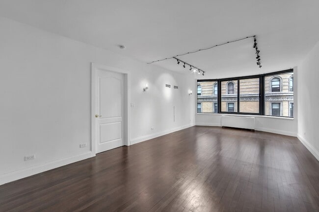 Building Photo - 155 W 70th St