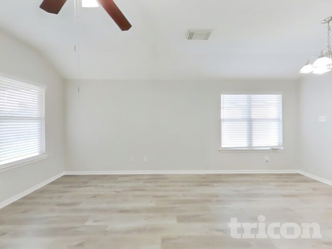 Foto del edificio - 7402 Deloache Ave