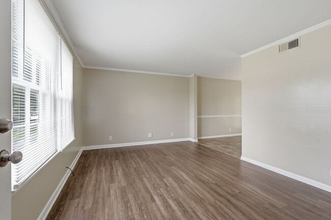 Building Photo - Charming 2-Story Bellevue Townhome in Nashville