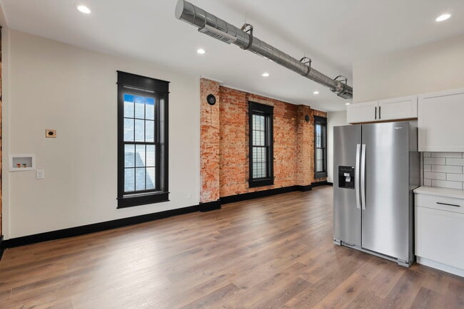 Building Photo - 532 N Columbus St