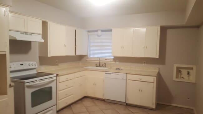 Building Photo - No App Fee. $500 Off 1st Months Rent with ...