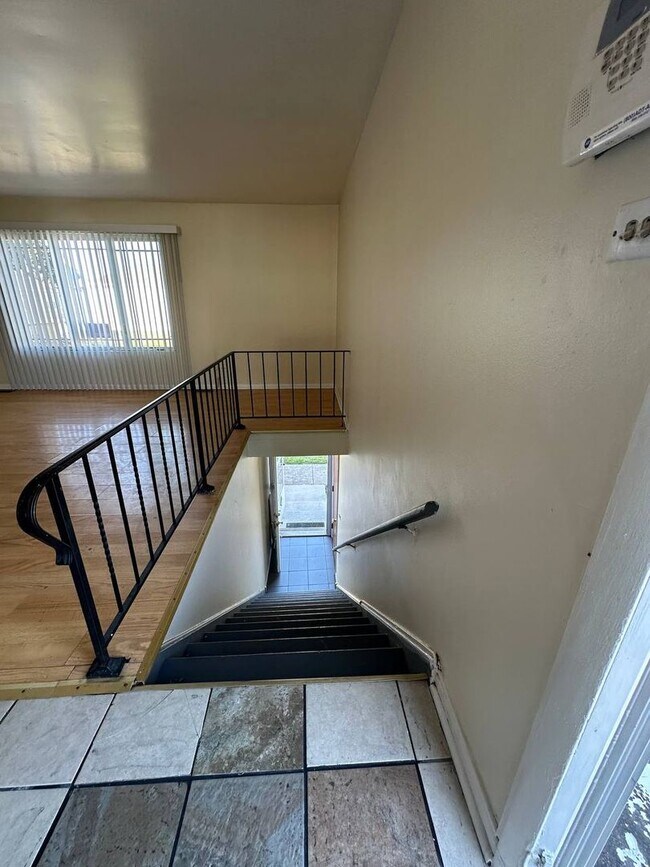 Building Photo - $1,700 / 3br - 1200ft2 - $1,700 - 3 Bedroo...