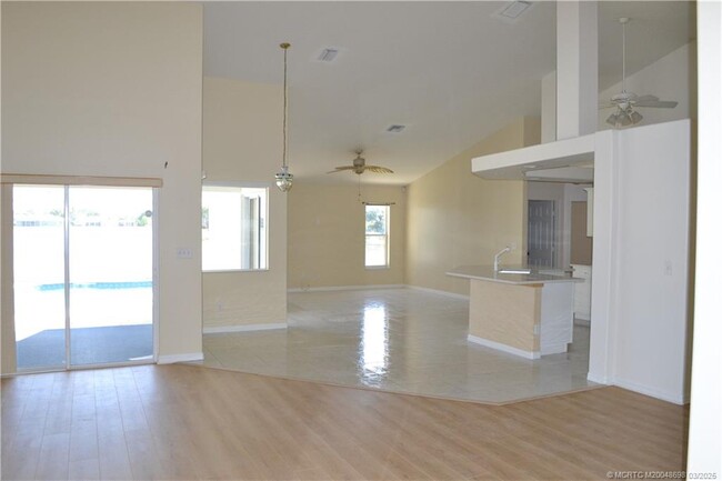 Building Photo - 347 SW Panther Trce