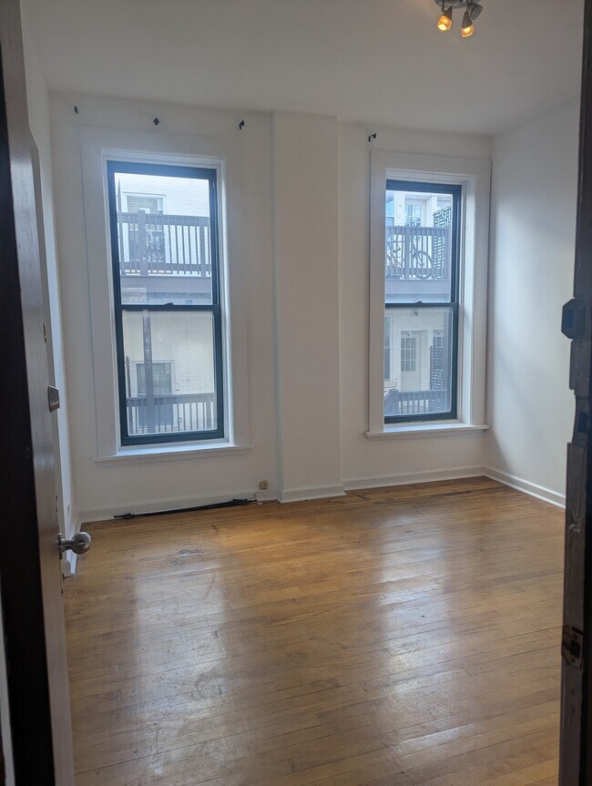 Living Room - 1230 W Hubbard St