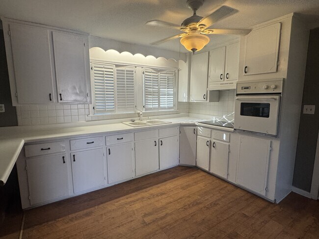 Foto del edificio - 78 Helen Dr