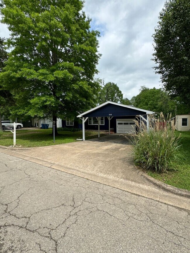 Foto del edificio - 3 bedroom/2 bath house