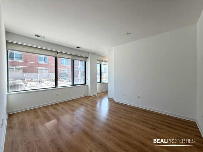 Foto del edificio - 548 W Webster Ave