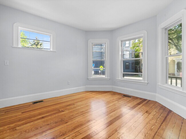 Building Photo - 98 Elm St