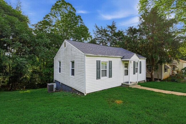 Building Photo - One Level Home Near University of Lynchburg