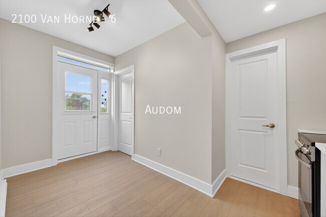 Photo du bâtiment - 2100 Av. Van Horne