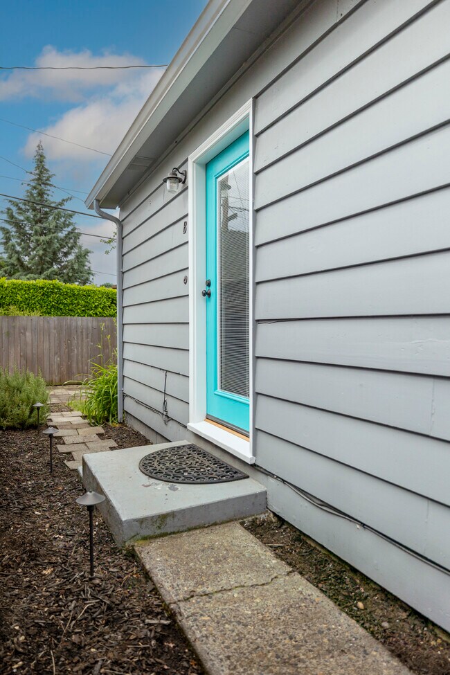 Entrada principal a la Unidad B - 311 W 29th St.