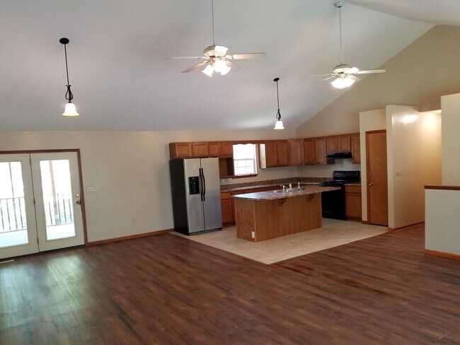 Foto del edificio - 4 bd, 3 ba house, NW Columbia, quick access to Stadium/I-70, screened porch