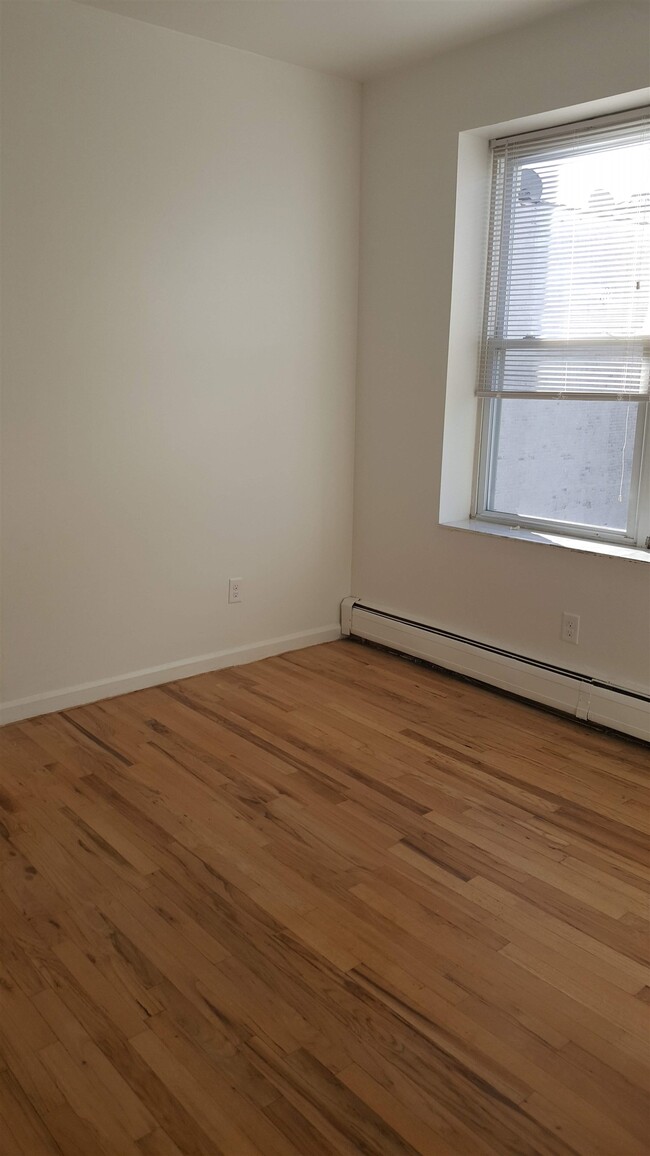 Foto del edificio - 135 Van Wagenen Ave