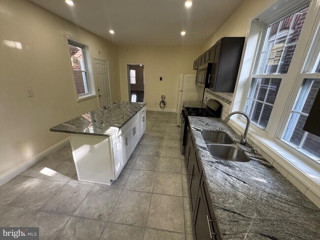 Foto del edificio - 2411 West St