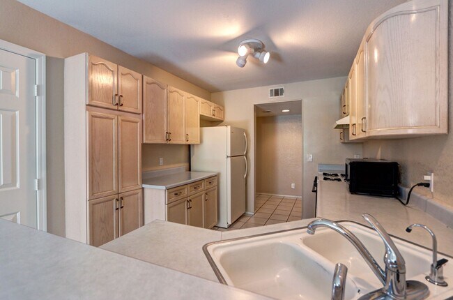 Foto del edificio - 7973 Trea - Fantastic Southwest Townhome!