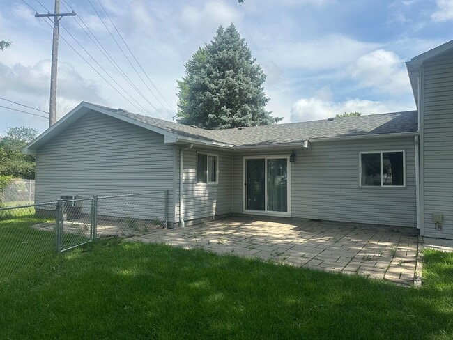Building Photo - 537 Memorial Dr