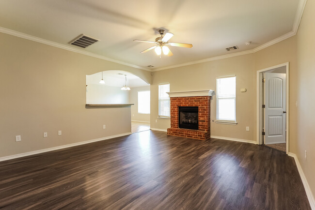 Building Photo - Check out this 3 bed,2 bath