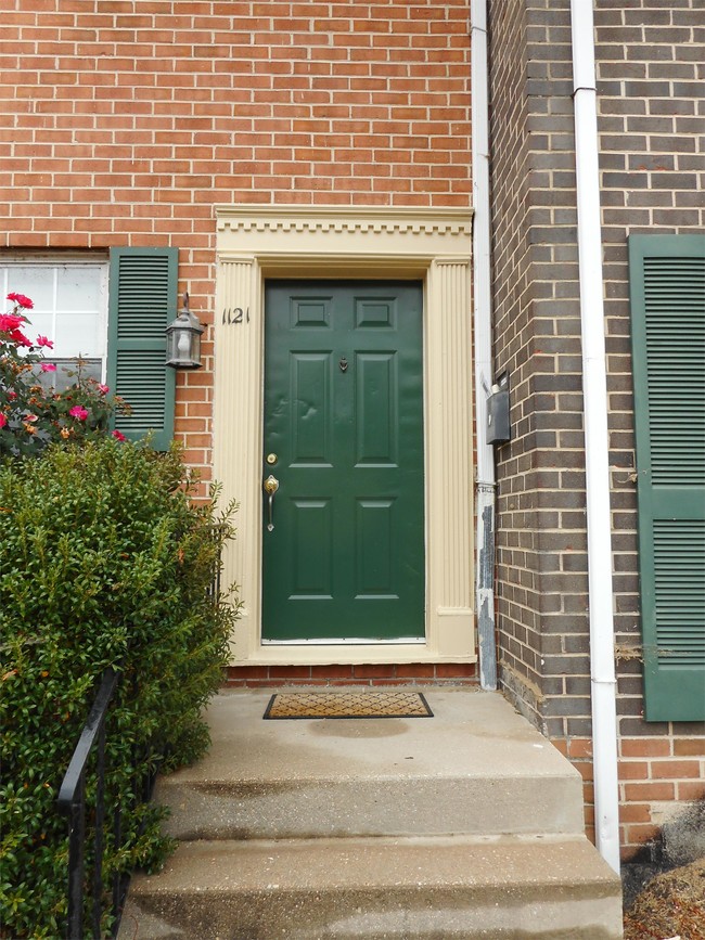 Building Photo - 1121 Chesapeake Dr