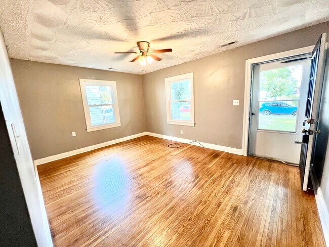 Building Photo - 4317 Sunset Ave