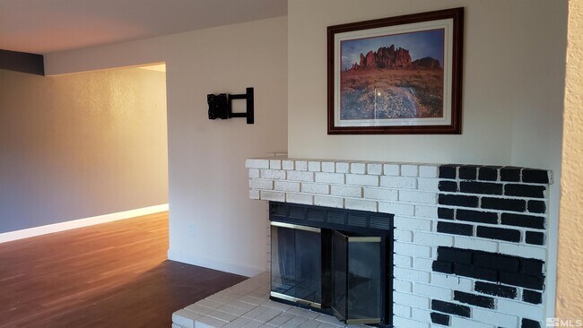 Foto del edificio - 8251 Dixon Ln