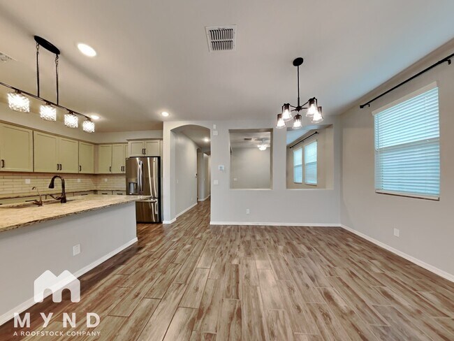 Building Photo - 15093 W Latham St