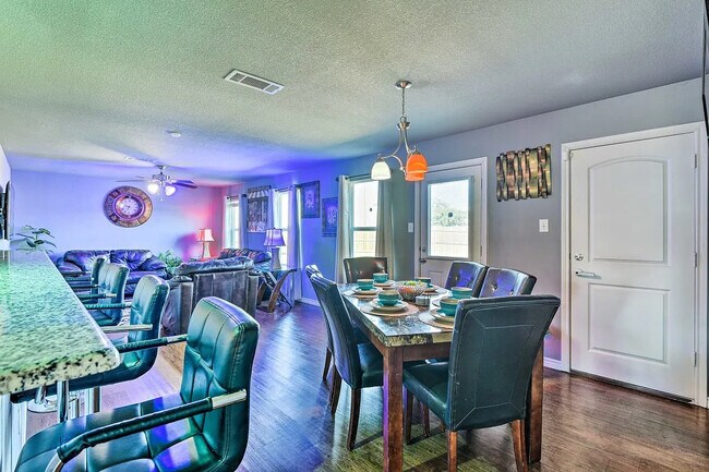 Foto del edificio - Room in House on Canyon Oaks Dr