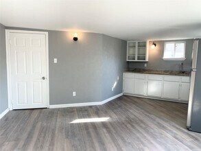 Building Photo - 7515 Bayway Dr