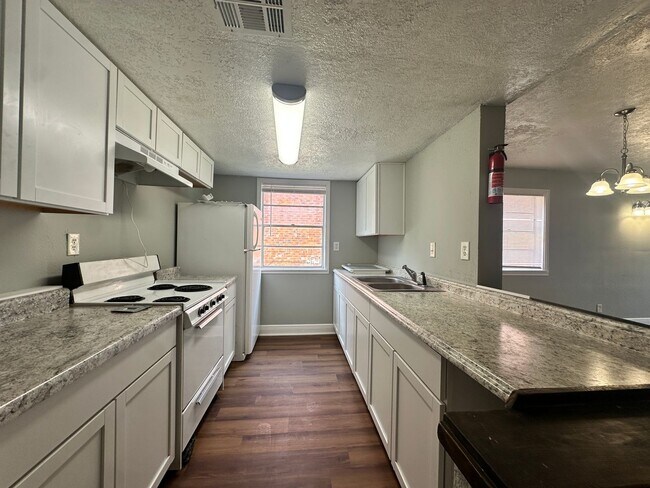 Foto del edificio - Spacious Townhouse Available NOW!
