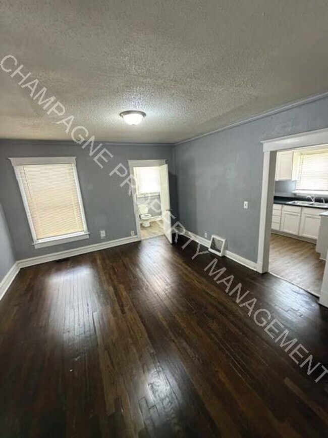 Building Photo - Newly Renovated Single Family Home