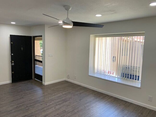 Foto del edificio - REALLY NICE UPSTRS 1BD 1BA CONDO FOR LEASE! MUST SEE!