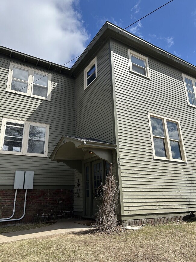 Foto del edificio - Charming 1-Bed Waterfront Oasis with Scenic Views in Eau Claire! Available NOW
