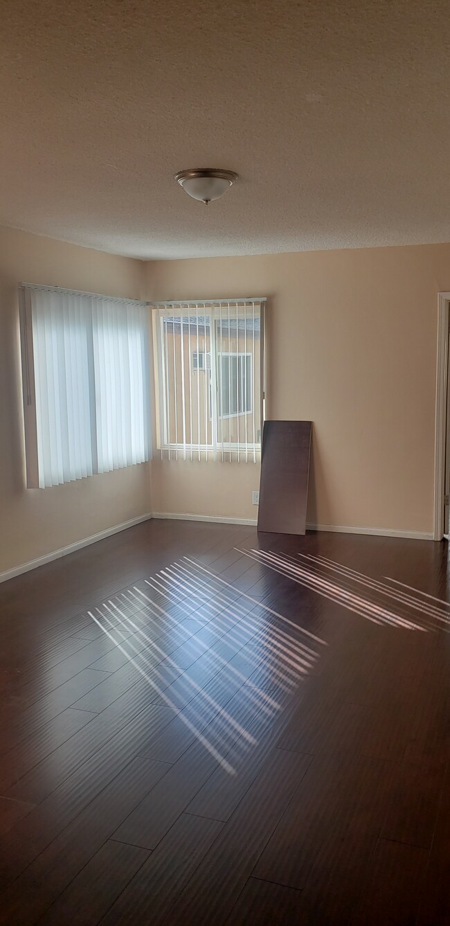 Building Photo - 13833 Oxnard St