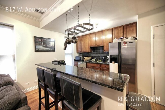 Foto del edificio - 817 W Addison St