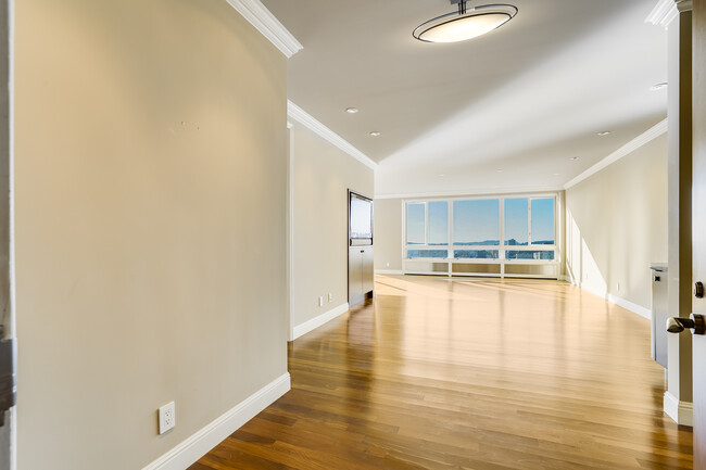 Huge main living area with spectacular views - 1200 California St