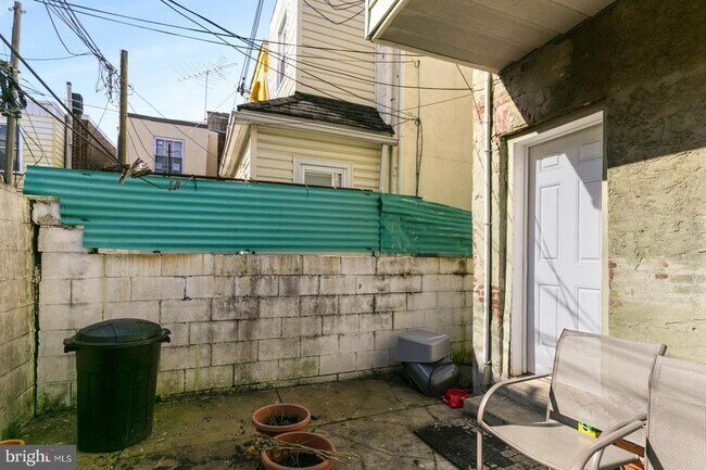 Building Photo - 2443 S Darien St